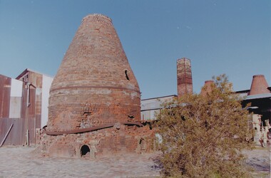 Slide - VAL DENSWORTH COLLECTION: BENDIGO POTTERY, KILNS, 1987