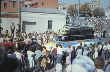 Slide - BENDIGO EASTER PARADE, Apr 1962