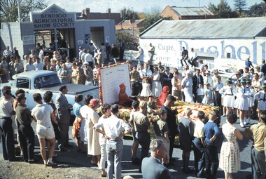 Slide - BENDIGO EASTER PARADE, Apr 1962