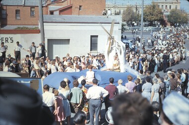 Slide - BENDIGO EASTER PARADE, Apr 1962