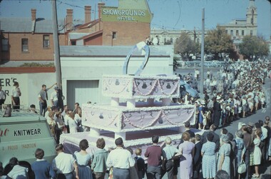 Slide - BENDIGO EASTER PARADE, Apr 1962