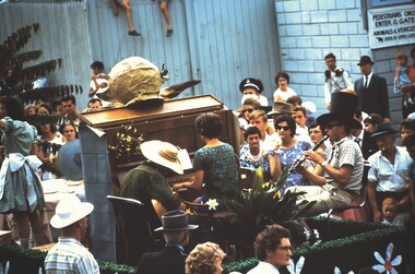 Slide - BENDIGO EASTER PARADE, Apr 1964