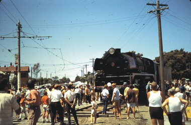 Slide - BENDIGO- TRAIN IN TOWN, Feb 1970