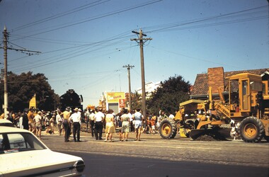 Slide - BENDIGO TRAIN IN TOWN, Feb 1970