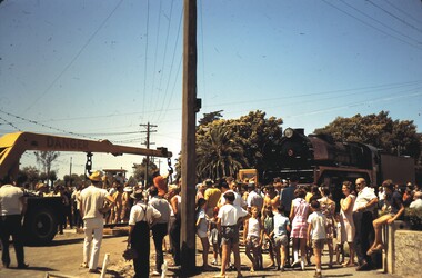 Slide - BENDIGO TRAIN IN TOWN, Feb 1970