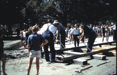 Slide - BENDIGO TRAIN IN TOWN, Feb 1970
