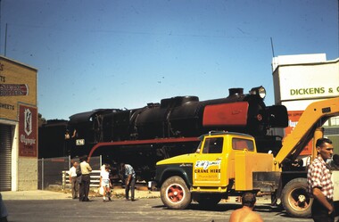 Slide - BENDIGO TRAIN IN TOWN, Feb 1970