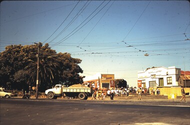 Slide - BENDIGO TRAIN IN TOWN, Feb 1970