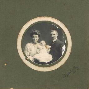 Photograph - UNKNOWN FAMILY COLLECTION: PHOTOGRAPH