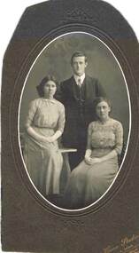 Photograph - UNKNOWN FAMILY COLLECTION: PHOTOGRAPH