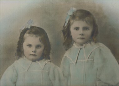 Photograph - PORTRAIT - YEAMAN SISTERS, C.1908