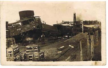 Postcard - TRAIN DERAILMENT COLLECTION: SUNBURY. 16.4.1919, 16.4.1919