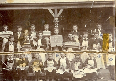 Photograph - SLOYD CLASS, CALIFORNIA GULLY, 1901-1902