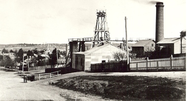 Photograph - CENTRAL RED WHITE AND BLUE MINE, HONEYSUCKLE STREET, BENDIGO, March, 1932