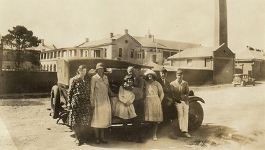 Photograph - BENDIGO HOSPITAL: GROUP PHOTO, approx. 1930