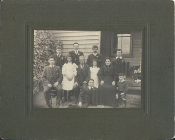 Photograph - FAMILY PORTRAIT, approx. 1910