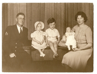 Photograph - FAMILY PORTRAIT, 1940's