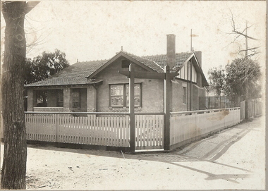 Photograph - T C WATTS & SON - 61 STERNBERG STREET, 1928