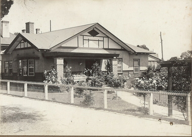 Photograph - T C WATTS & SON COLLECTION: CORNER OF PYKE AND PINE STREET, BENDIGO, 132