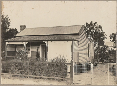 Photograph - T C WATTS & SON COLLECTION:  CREEK STREET, BENDIGO, 1930