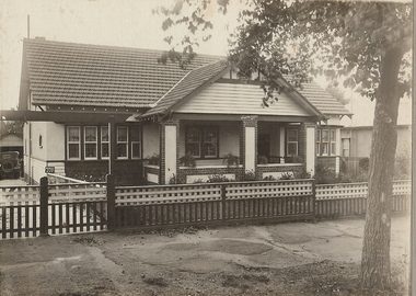 Photograph - T C WATTS & SON COLLECTION:  454 HARGREAVES STREET, BENDIGO, c.1928