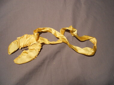 Ephemera - MERLE HOULDEN COLLECTION: YELLOW RIBBON GOLDEN WEDDING HORSE SHOE, 1942