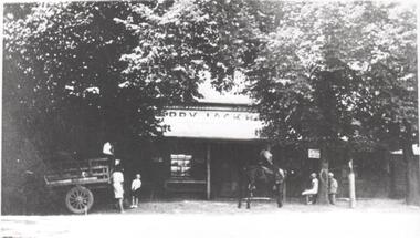 Photograph - BENDIGO ADVERTISER COLLECTION: HAPPY JACK HOTEL IN EARLY 1900S AT LOCKWOOD SOUTH, 10/08/93