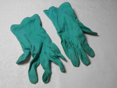 Clothing - AILEEN AND JOHN ELLISON COLLECTION: ONE PAIR LADIES SHORT GREEN COTTON GLOVES, 1950's