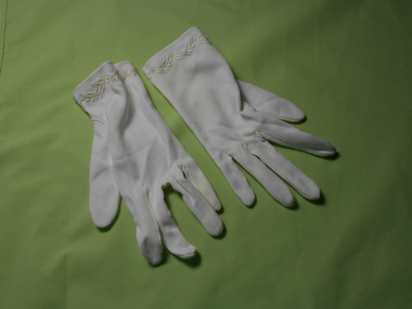 Clothing - AILEEN AND JOHN ELLISON COLLECTION: ONE PAIR OF LADIES SHORT WHITE GLOVES, 1950's