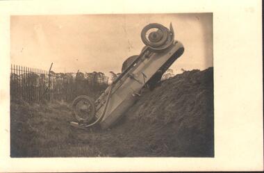 Postcard - BASIL WATSON COLLECTION:  POSTCARD - CAR IN DITCH