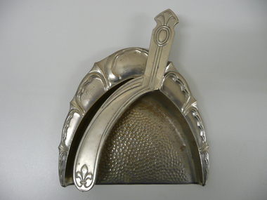 Accessory - LARNA MALONE COLLECTION: CRUMB TRAY AND BRUSH