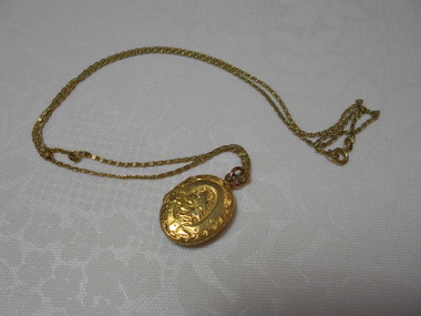 Accessory - HOSKING AND HUNKIN COLLECTION: GOLD LOCKET, 1900