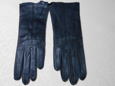 Clothing - MERLE BUSH COLLECTION: A PAIR OF BLACK LEATHER LADIES GLOVES