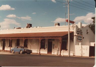 Photograph - BENDIGO HOTEL COLLECTION: MANCHESTER ARMS HOTEL, EAGLEHAWK ROAD, LONG GULLY