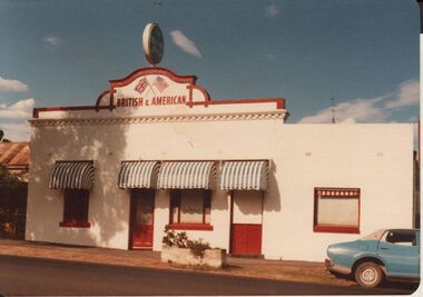 Photograph - BENDIGO HOTEL COLLECTION: BRITISH AND AMERICAN HOTEL, EAGLEHAWK ROAD, IRONBARK