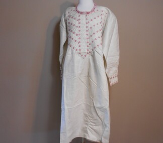 Clothing - WOMEN'S CREAM COLOURED LONG SLEEVED LINEN NIGHTGOWN