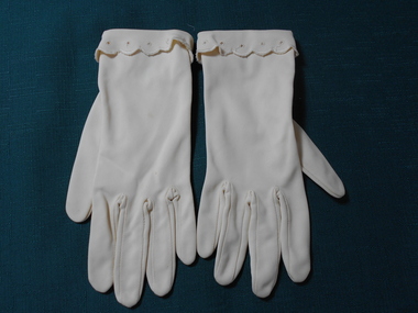 Clothing - GRAYDON COLLECTION: WOMEN'S CREAM COLOURED WRIST LENGTH COTTON GLOVES, 1870-1890