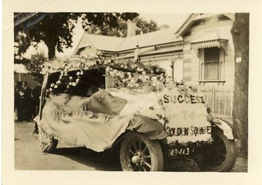 Photograph - LENZ COLLECTION: DECORATED CAR