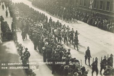 Postcard - ACC LOCK COLLECTION: OVERSEAS MARCH THROUGH LONDON 5.3.19 NEW ZEALANDERS POSTCARD, 1919