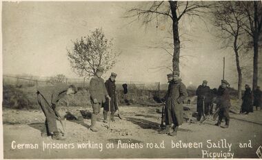 Postcard - ACC LOCK COLLECTION: GERMAN PRISONERS WORKING ON AMIENS ROAD BETWEEN SAILLY & PICPUIGNY - POSTCARD, 1914-1918