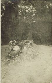 Postcard - ACC LOCK COLLECTION: GRAVE OF GERMAN AIRMAN BARON VON RICHTHOFEN AT BERTANGLES, POSTCARD, 1914-1918