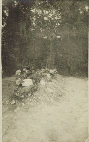 Postcard - ACC LOCK COLLECTION: GRAVE OF GERMAN AIRMAN BARON VON RICHTHOFEN AT BERTANGLES