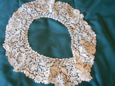 Clothing - MAGGIE BARBER COLLECTION: LARGE LACE COLLAR, Late 1800's early 1900's