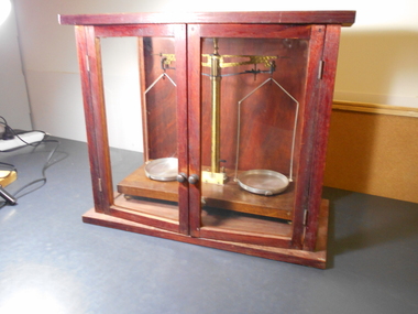 Tool - DONEY COLLECTION: BEAM BALANCE SCALES CONTAINED IN TIMBER / GLASS CASE