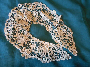 Clothing - MAGGIE BARBER COLLECTION: LACE COLLAR, Early 1900's