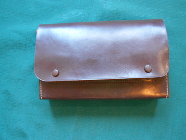 Accessory - MEN'S LEATHER TOILETRIES SET