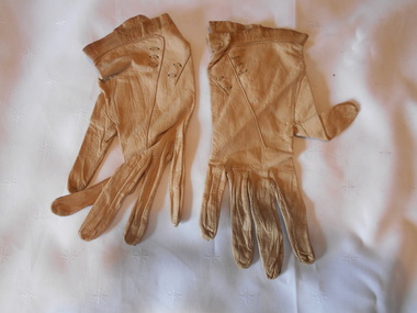 Clothing - MAGGIE BARBER COLLECTION: DARK CREAM SHORT/WRIST LENGTH LEATHER GLOVES, Early 1900's