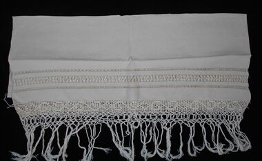 Textile - FAVALORO COLLECTION: LINEN TABLECLOTH OR TABLE CENTRE WITH CROCHET TRIM, 1920-30's