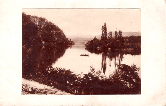 This black-and-white card shows a person rowing on a calm river between wooded banks and hills; on the card is printed “THE DERWENT AT NEW NORFOLK” and “BEATTIE HOBART 359”.