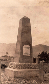 This black-and-white card shows a tall obelisk monument in a rural landscape; on the card is printed “HUME AND HOVELL PASSED HERE NOV 22ND 1824 ERECTED BY RESIDENTS OF ALLAN’S FLAT NOV 1924”.